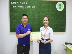 มอบประกาศนียบัตรให้กับผู้ที่ผ่านการฝึกอบรม
